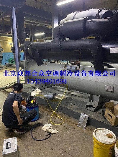 開(kāi)利30XW機組換油保養